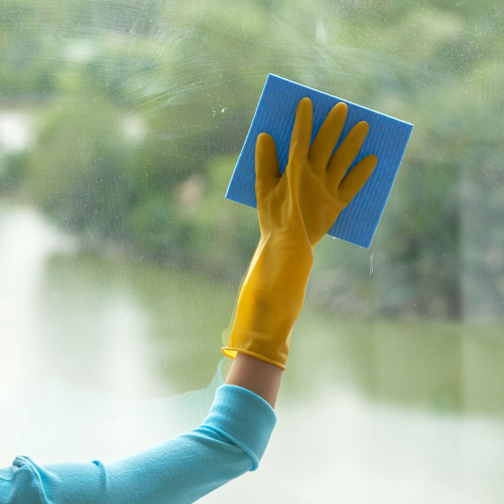 cropped-hand-unrecognizable-woman-cleaning-panoramic-window (1)-min